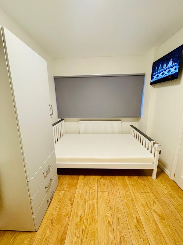 Room Beverley Mews in Crawley