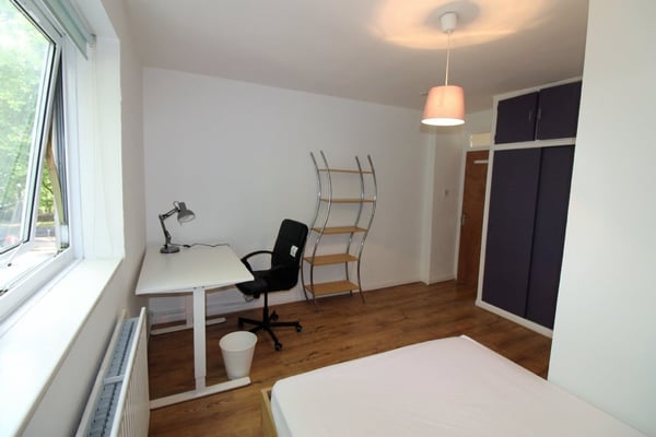 Flat Phoenix Road in Greater London