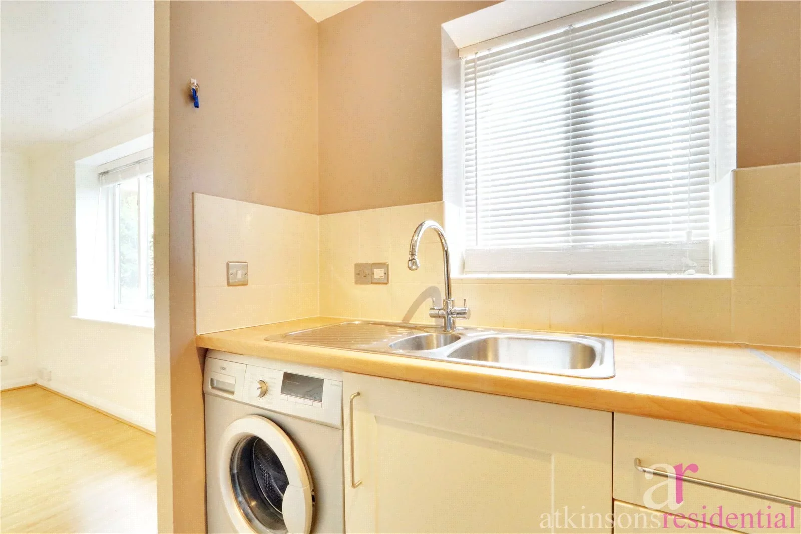 Flat Woodridge Close in Greater London