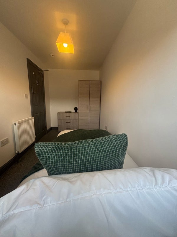 Room Neville Street in Wakefield