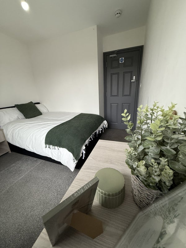 Room Neville Street in Wakefield