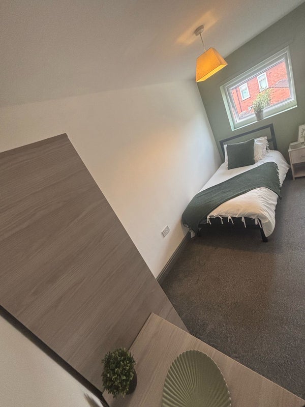 Room Neville Street in Wakefield