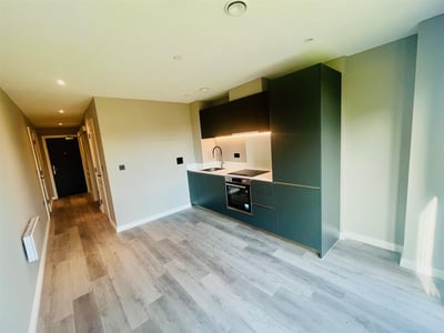 Flat Whitehall Road in Leeds