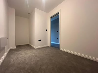 Flat Whitehall Road in Leeds
