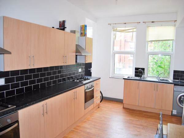 Flat Estcourt Avenue in Leeds
