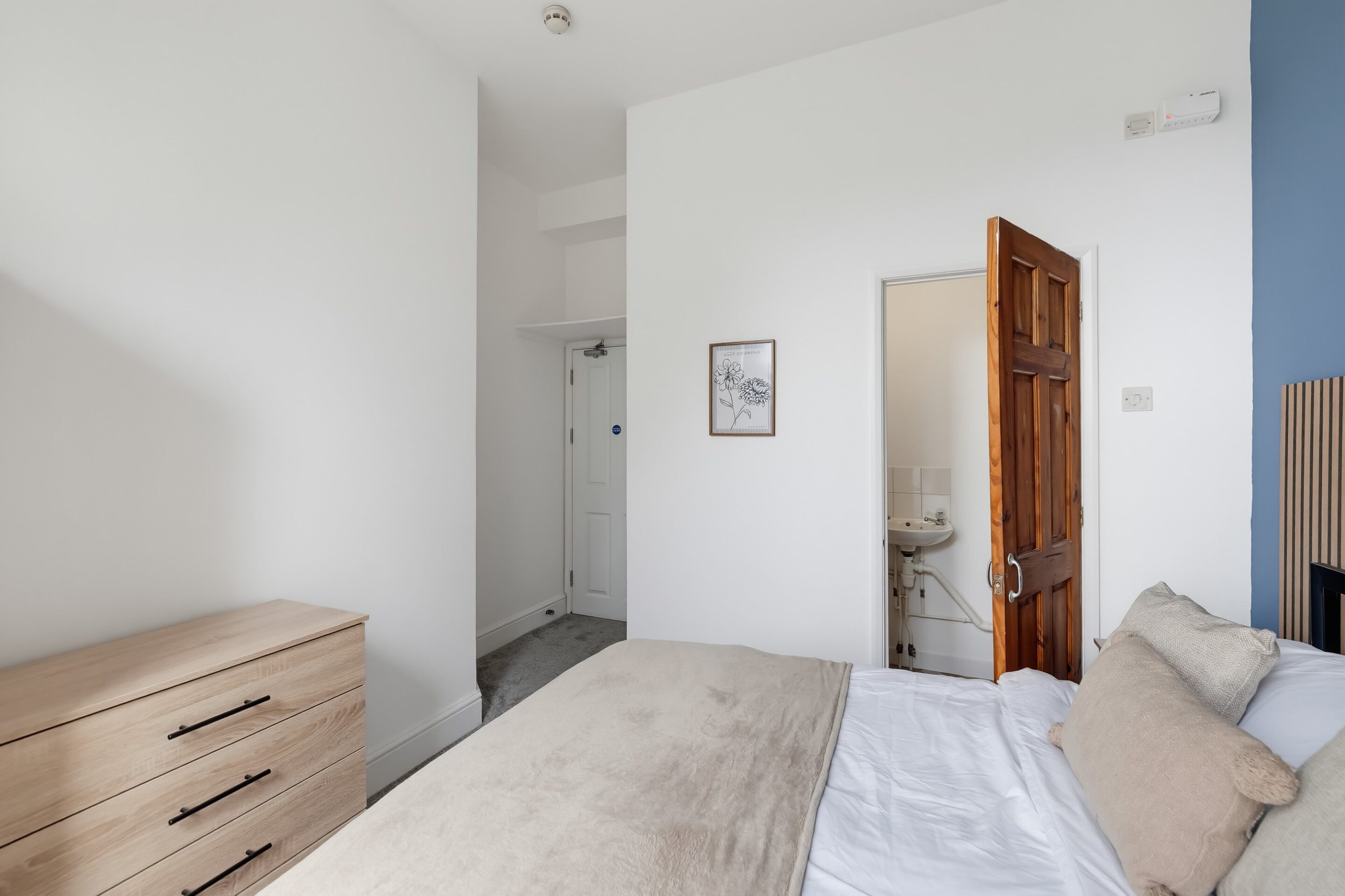 Room Alexandra Road in Plymouth