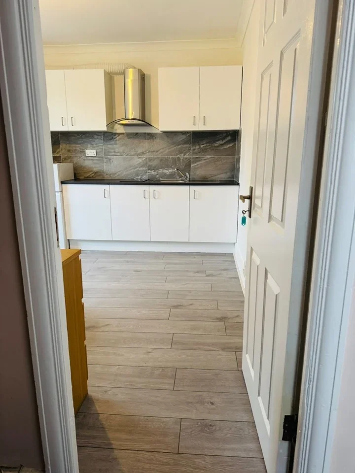 Flat Hawthorn Drive in Greater London