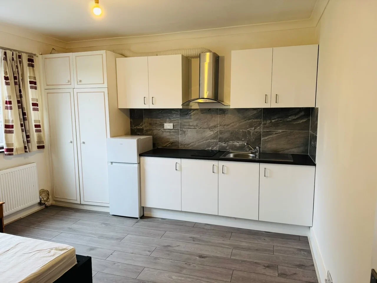 Flat Hawthorn Drive in Greater London