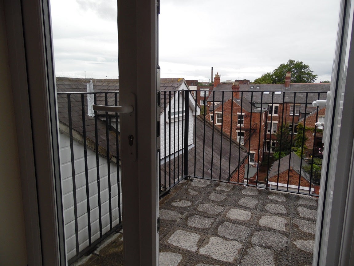 Flat Eslington Terrace in Newcastle upon Tyne