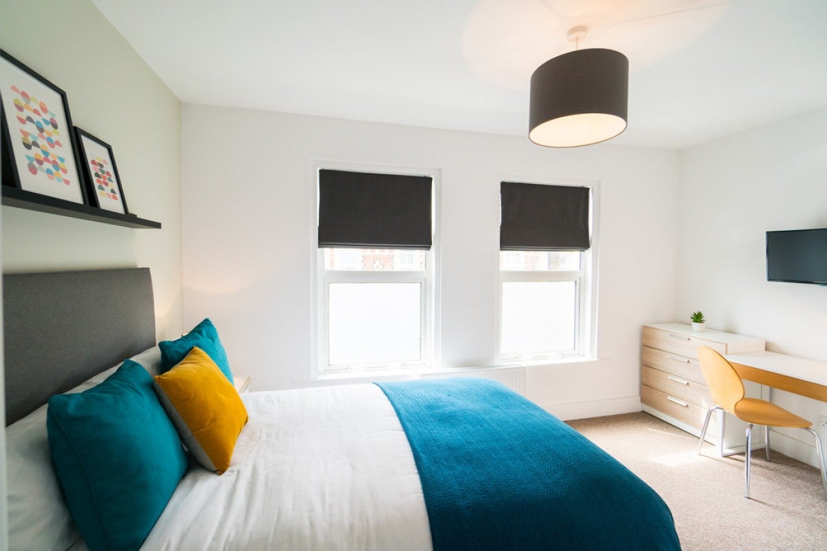 Room Curzon Street in Reading