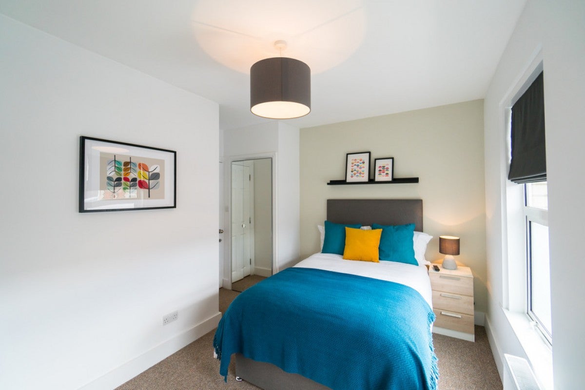 Room Curzon Street in Reading