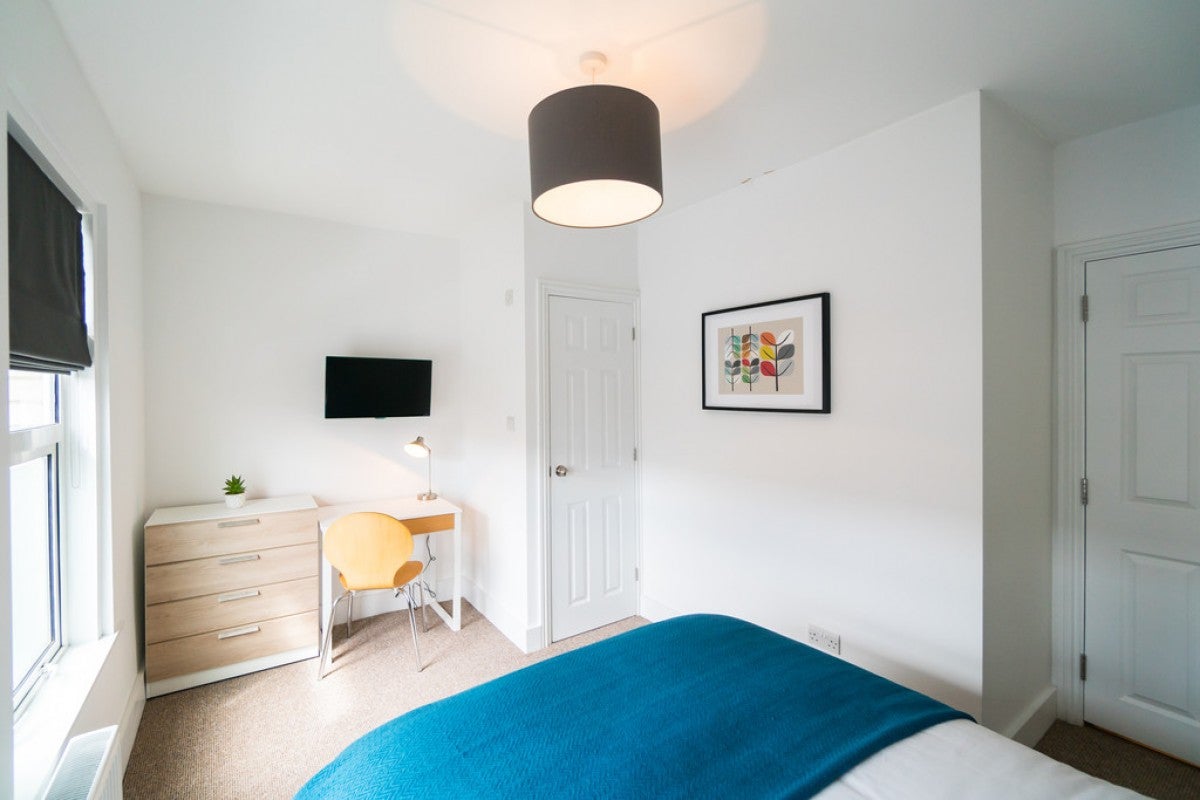 Room Curzon Street in Reading