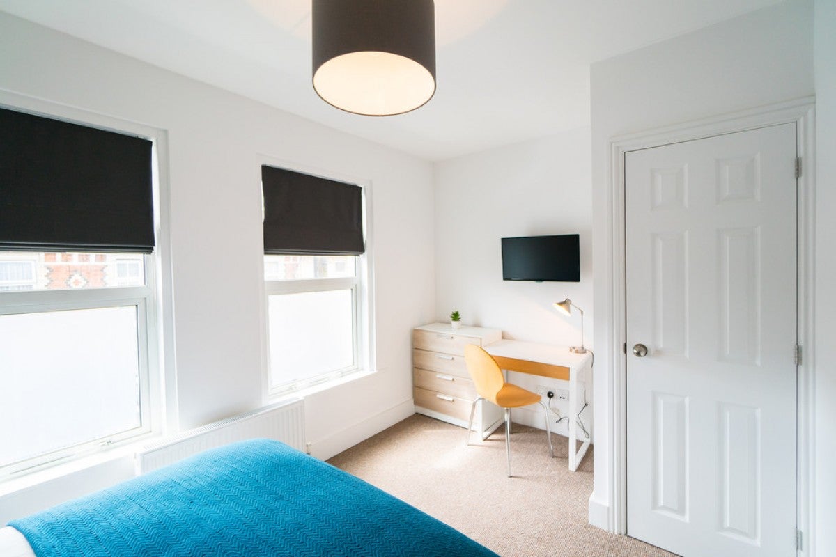 Room Curzon Street in Reading