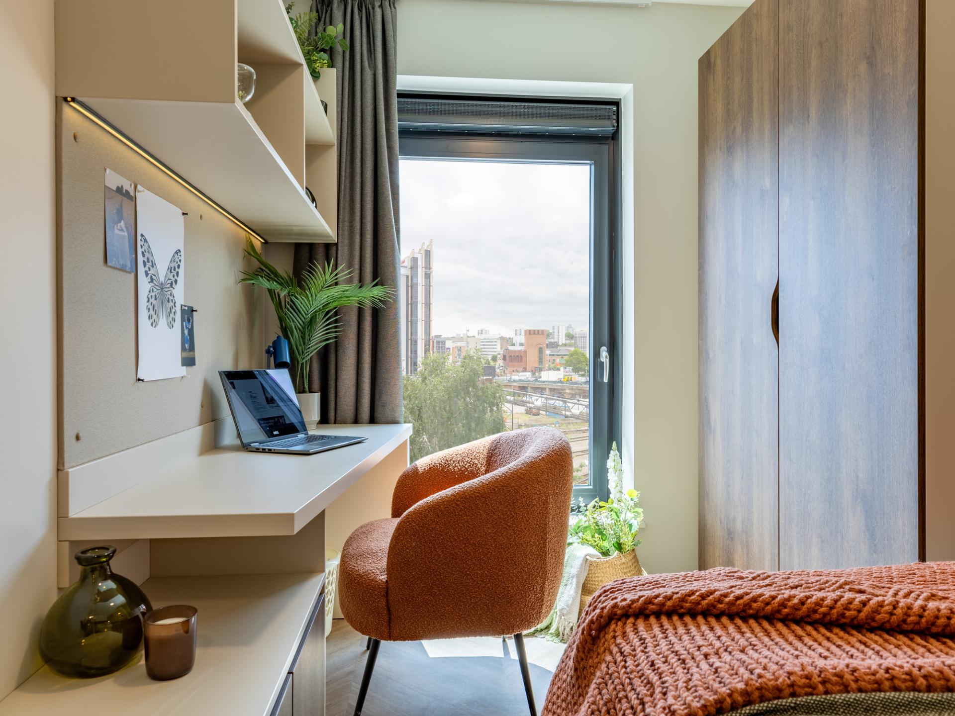 Room Queens Road East in Nottingham