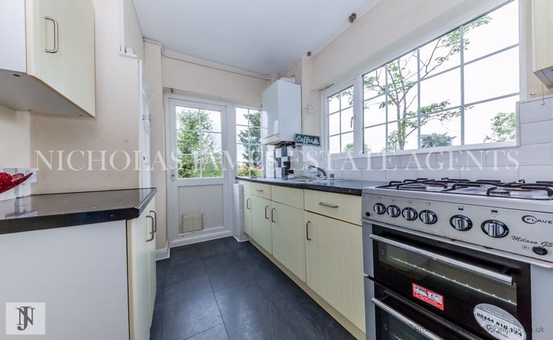 Flat Grosvenor Court in Greater London