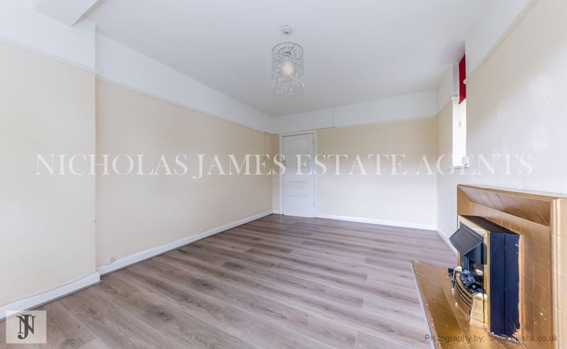Flat Grosvenor Court in Greater London