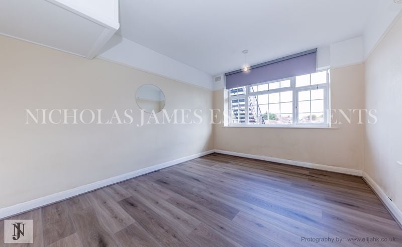 Flat Grosvenor Court in Greater London
