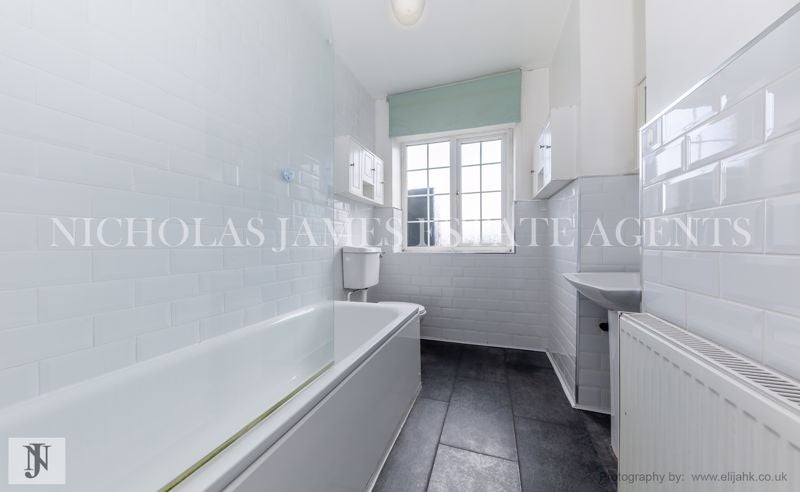 Flat Grosvenor Court in Greater London