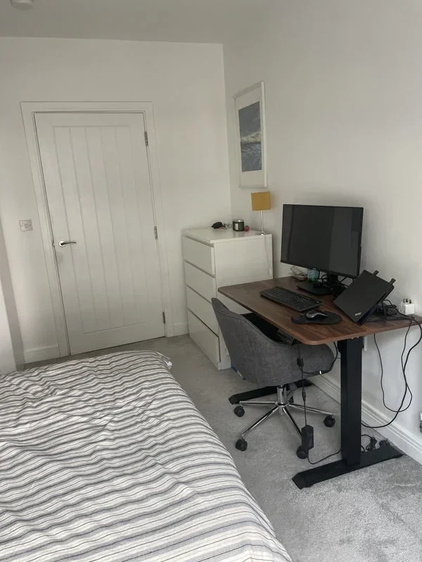 Flat Blyth Road in Greater London