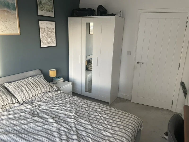Flat Blyth Road in Greater London