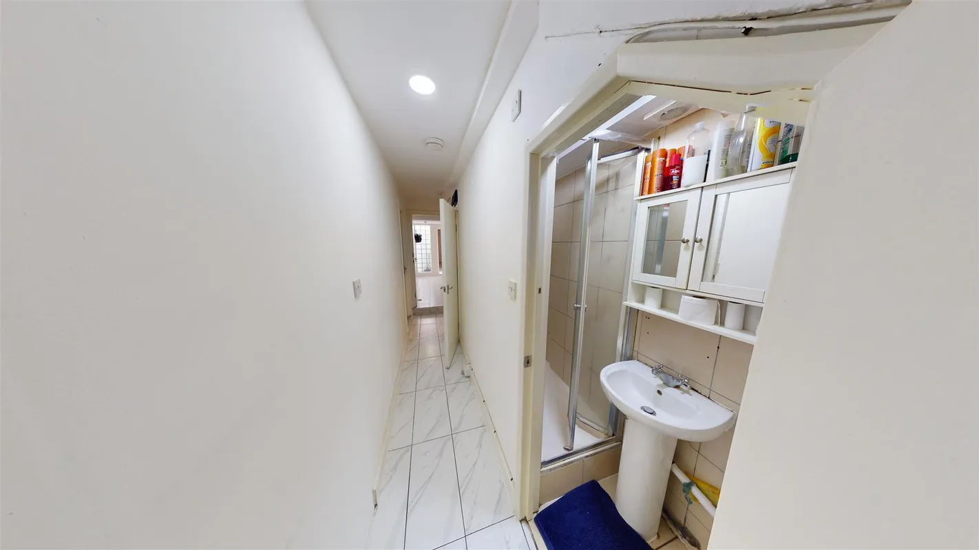 Room High Road in Greater London