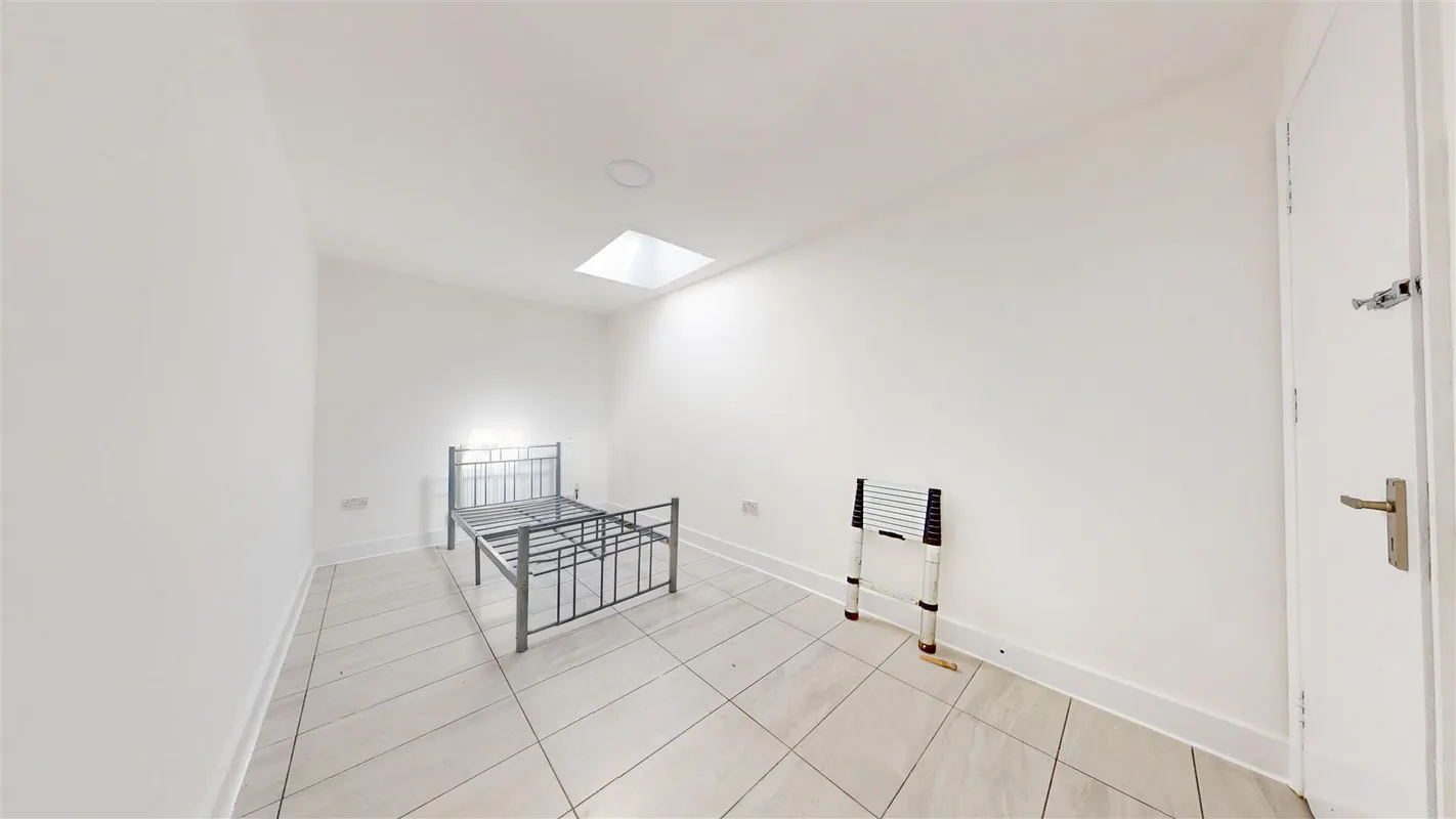 Room High Road in Greater London