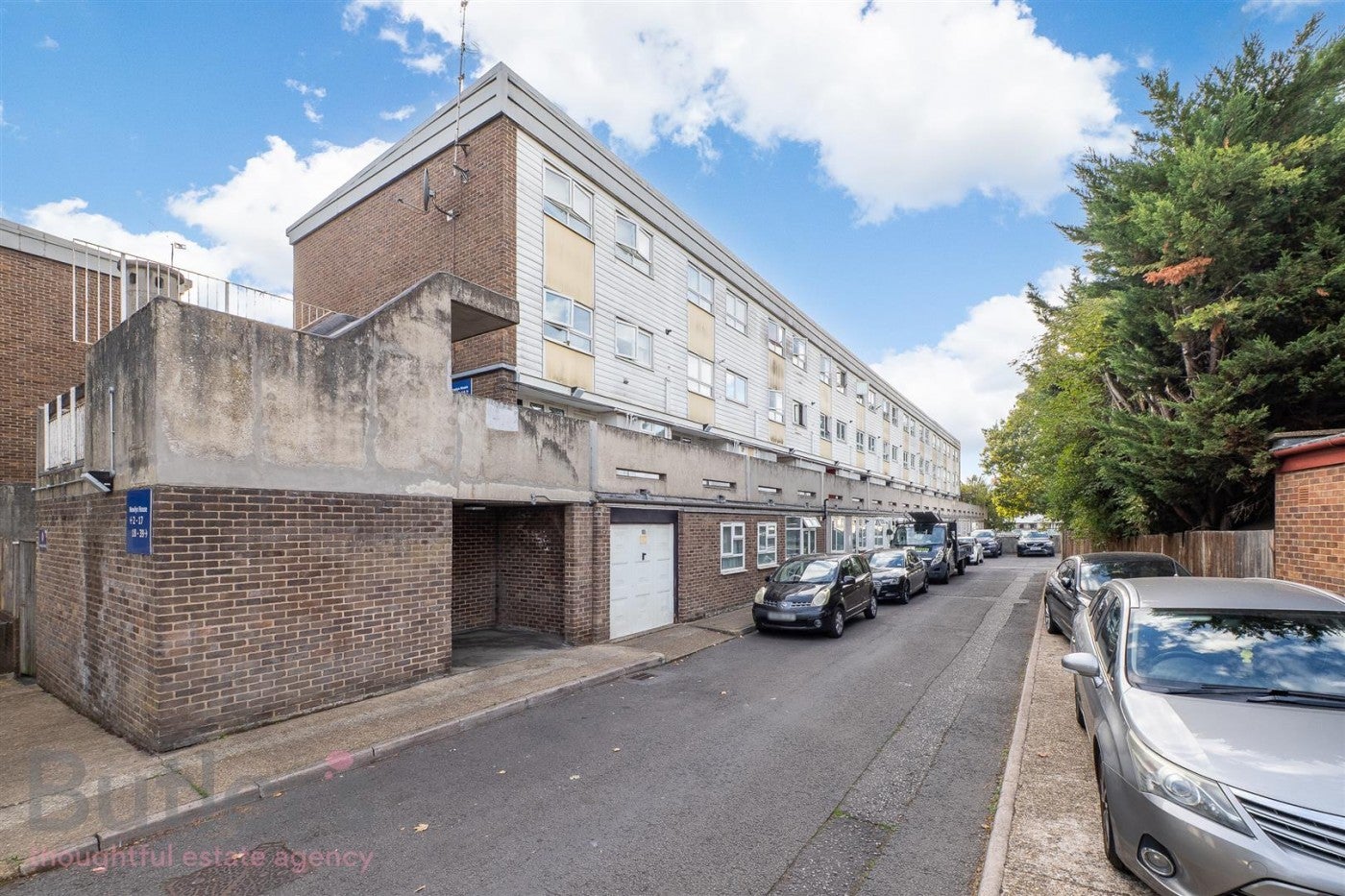 Flat Benhill Wood Road in Greater London