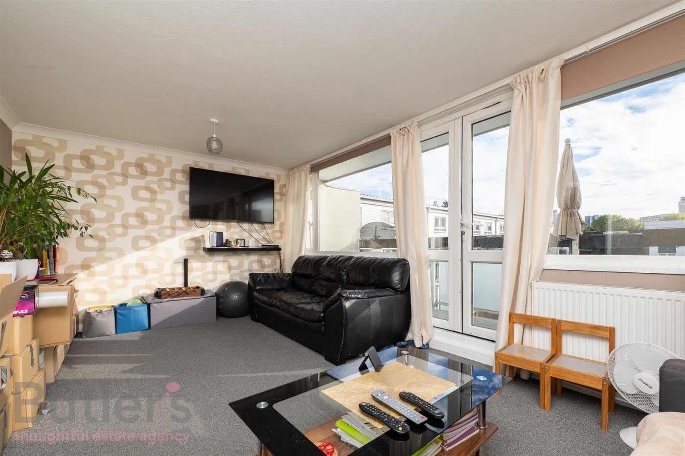 Flat Benhill Wood Road in Greater London