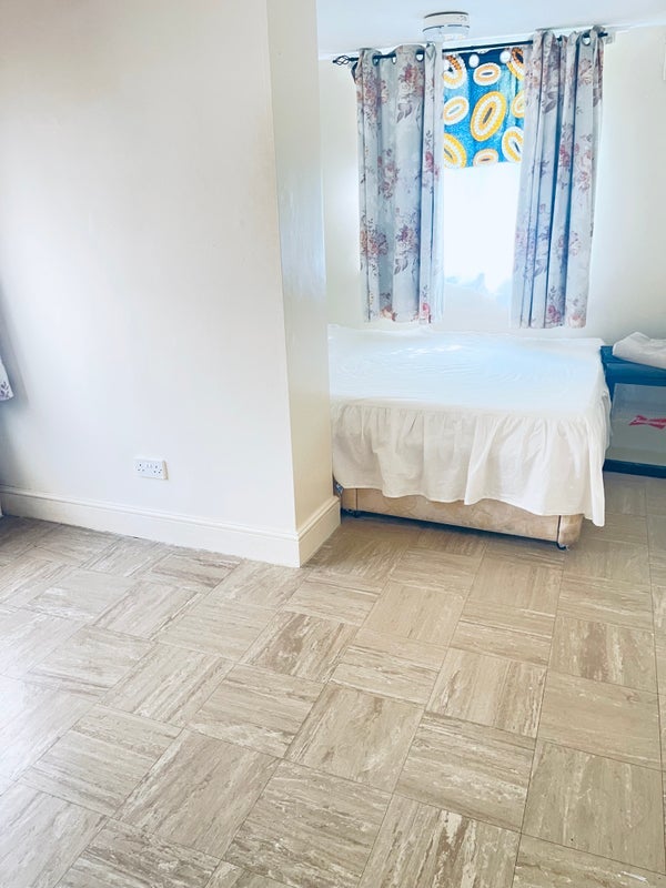 Room Wrottesley Road in Greater London