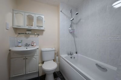 Flat Victoria Way in Woking