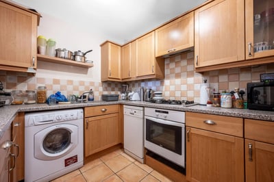 Flat Victoria Way in Woking