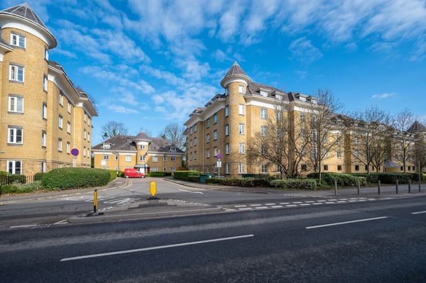 Flat Victoria Way in Woking