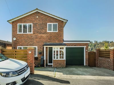 House Commonwealth Road in Caterham