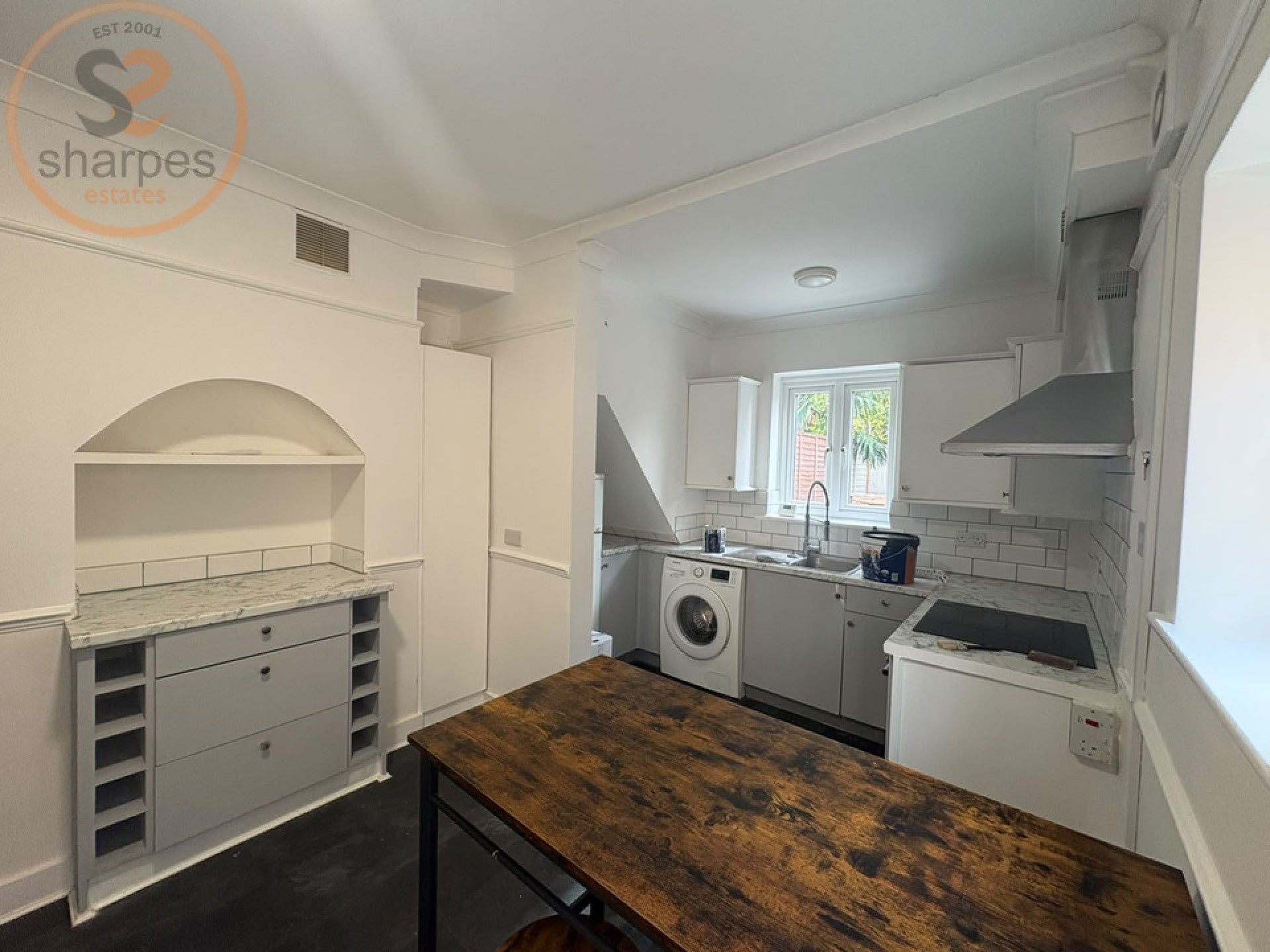 Flat Fortescue Road in Greater London