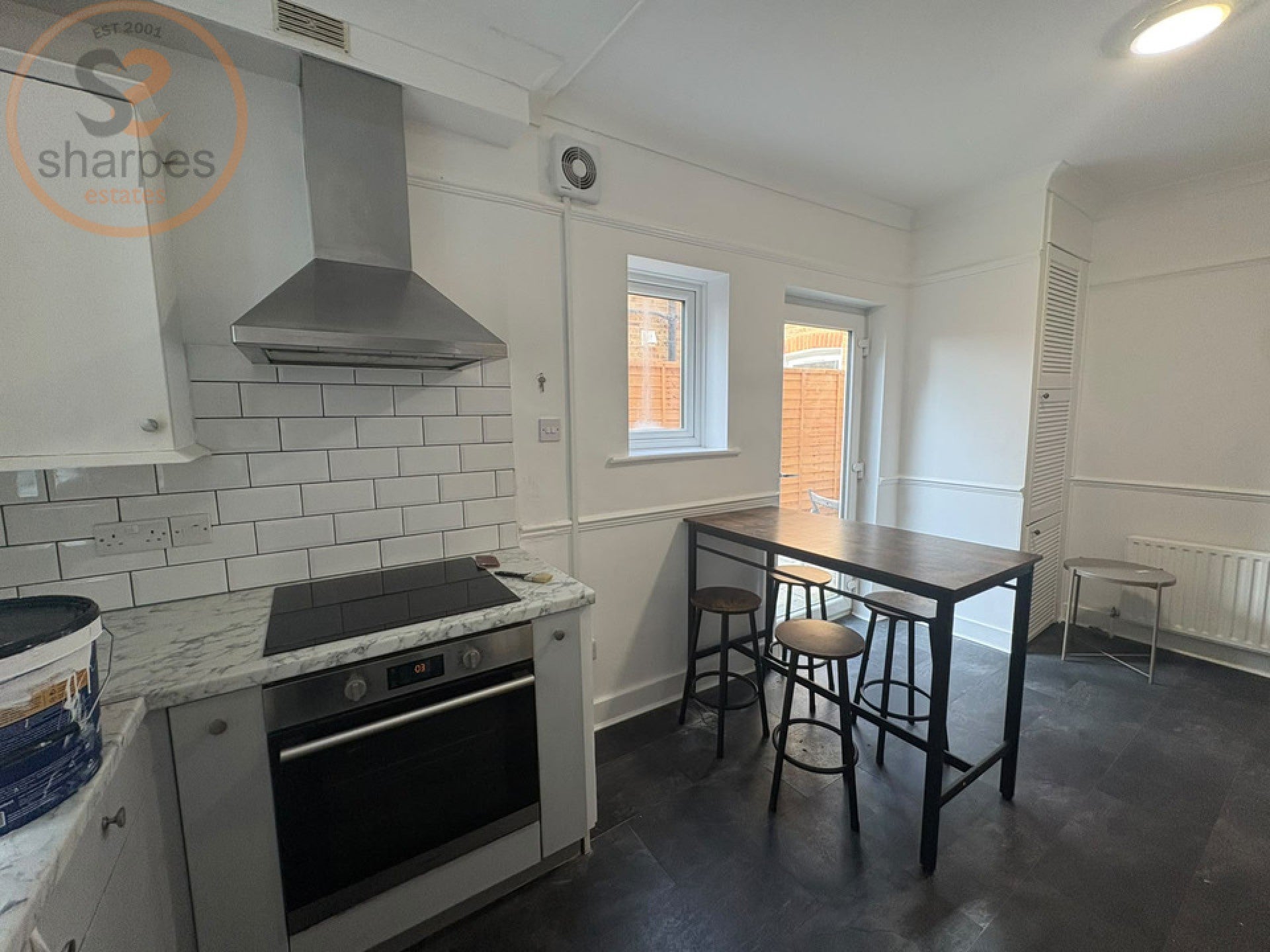 Flat Fortescue Road in Greater London