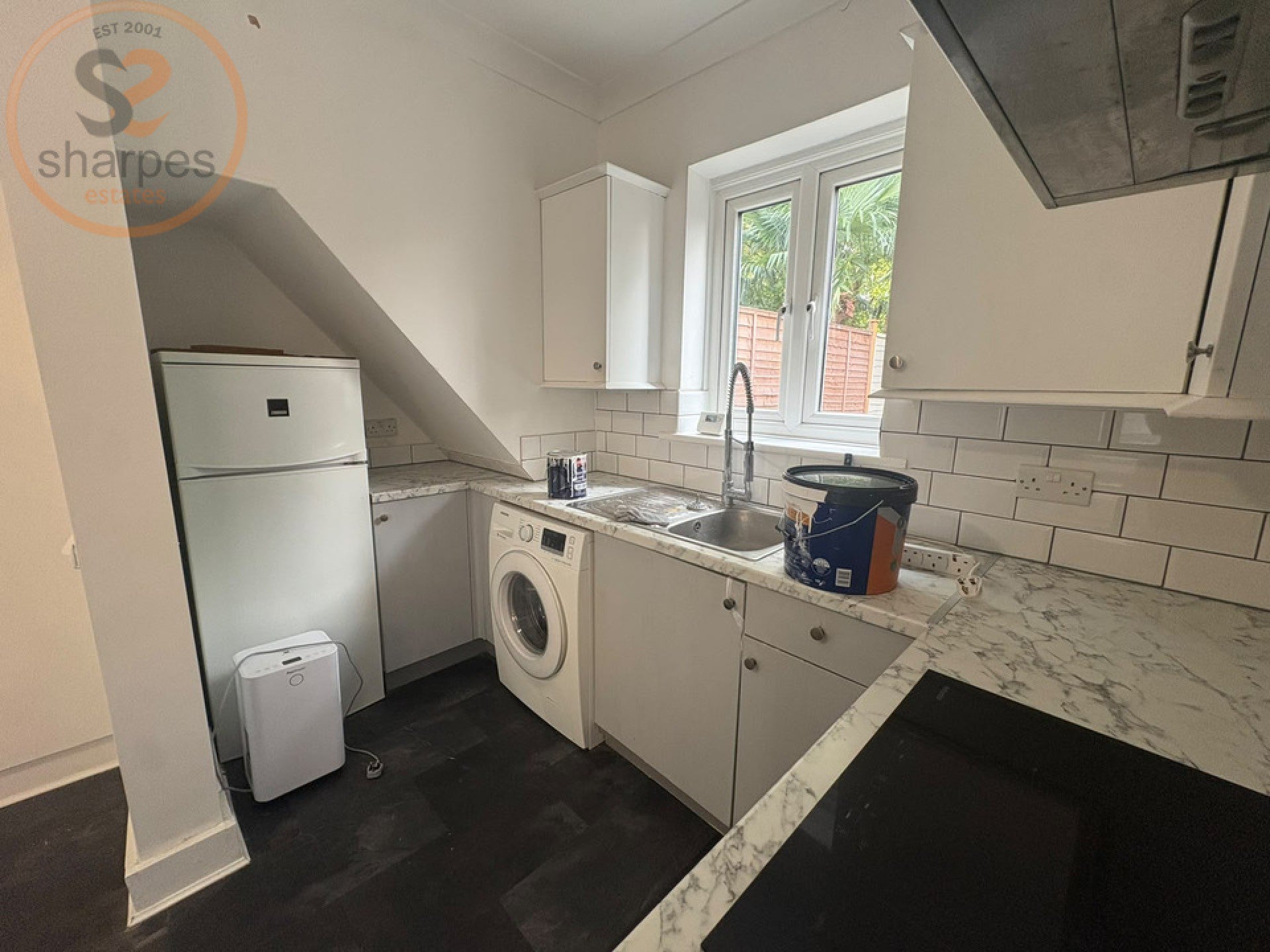 Flat Fortescue Road in Greater London