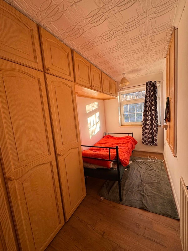 Room McLeod Road in Greater London