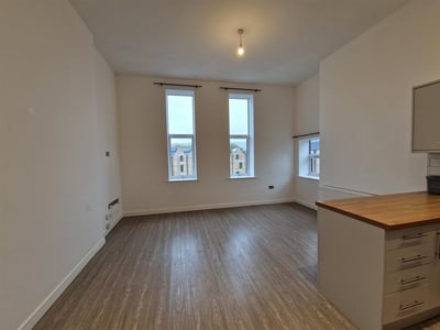 Flat Radnor Park Avenue in Folkestone and Hythe District