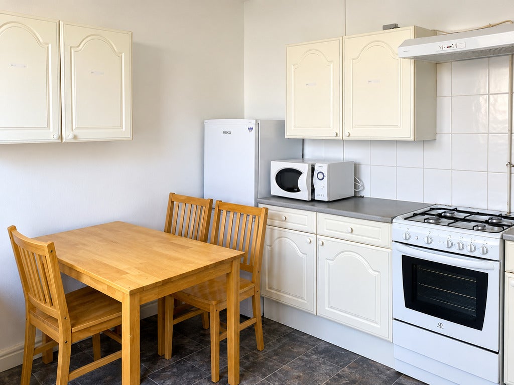 Room Desborough Avenue in High Wycombe