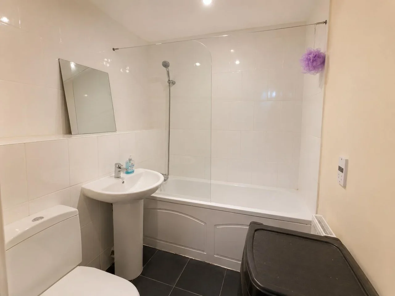 Room Chamberlain Close in Greater London