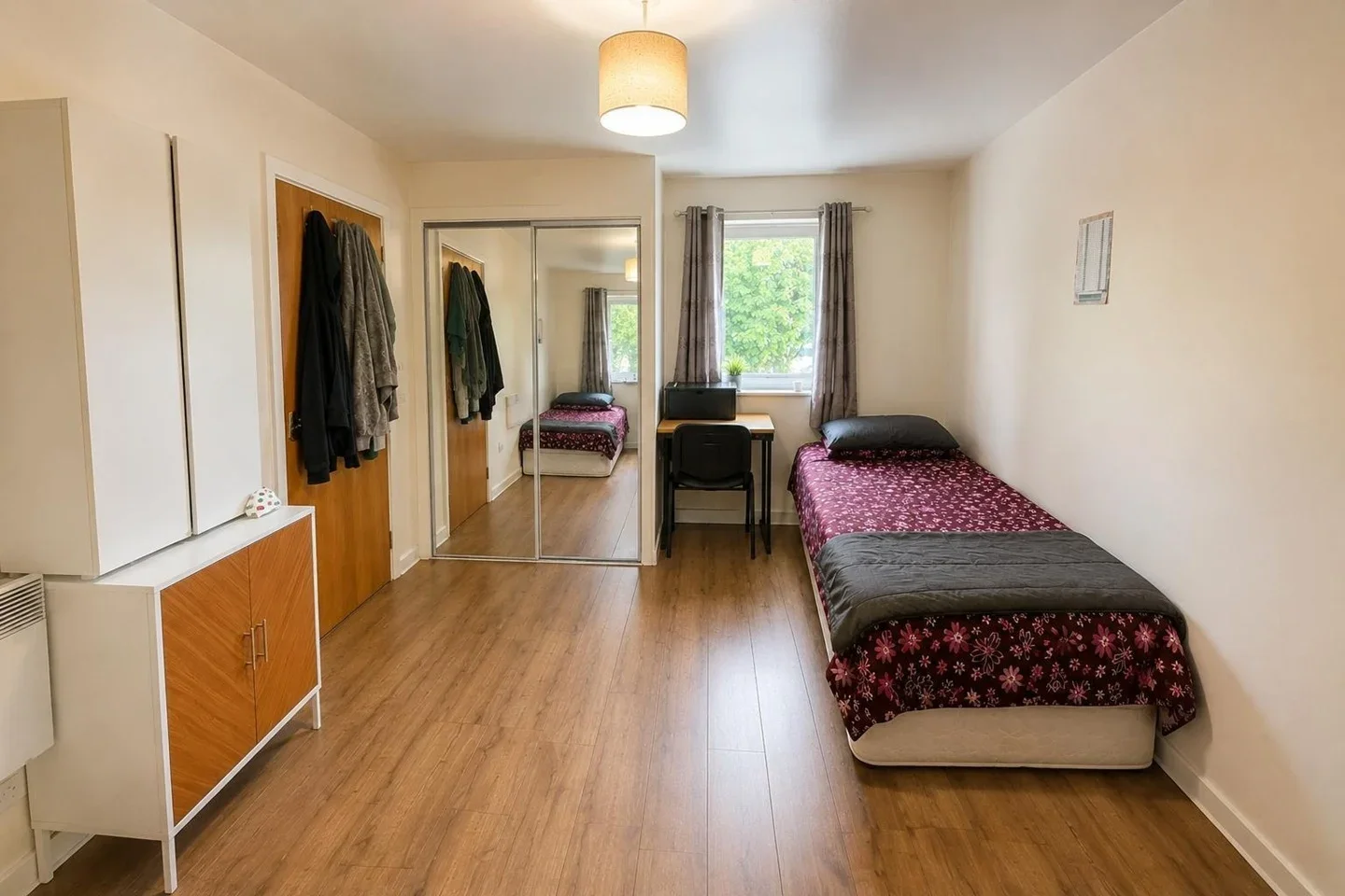 Room Chamberlain Close in Greater London
