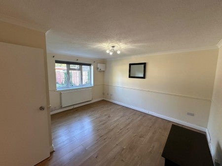 Flat Byron Road in Greater London