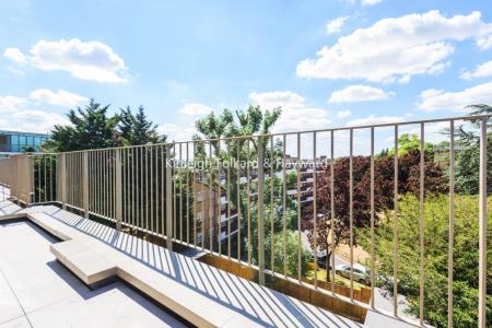 Flat Dog Kennel Hill in Greater London