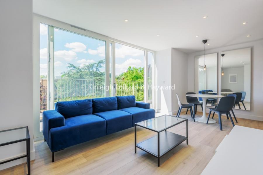 Flat Dog Kennel Hill in Greater London