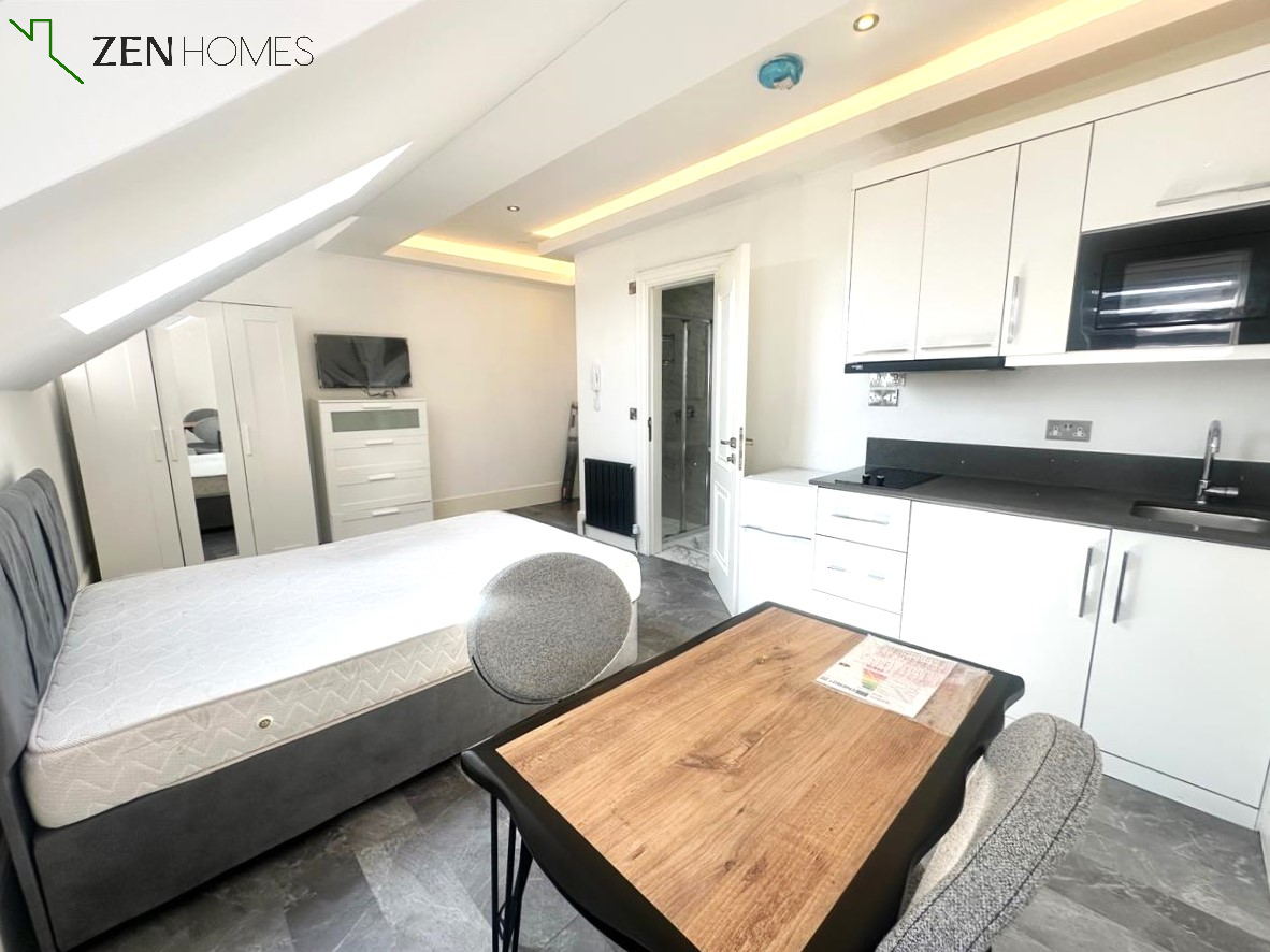 Room Arthur Road in Greater London