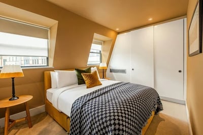 Flat Lower Thames Street in City of London
