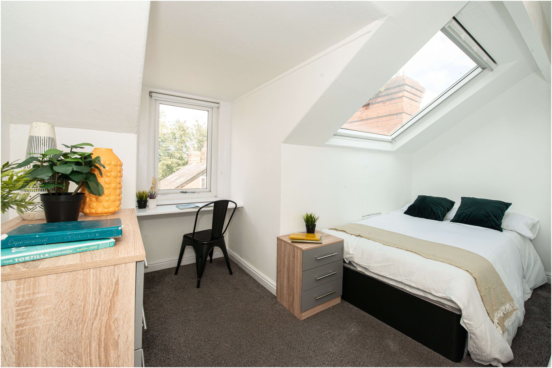 Room Hartley Avenue in Leeds