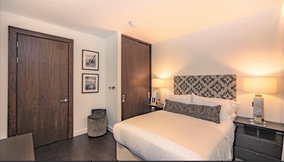 Flat Ponton Road in Greater London