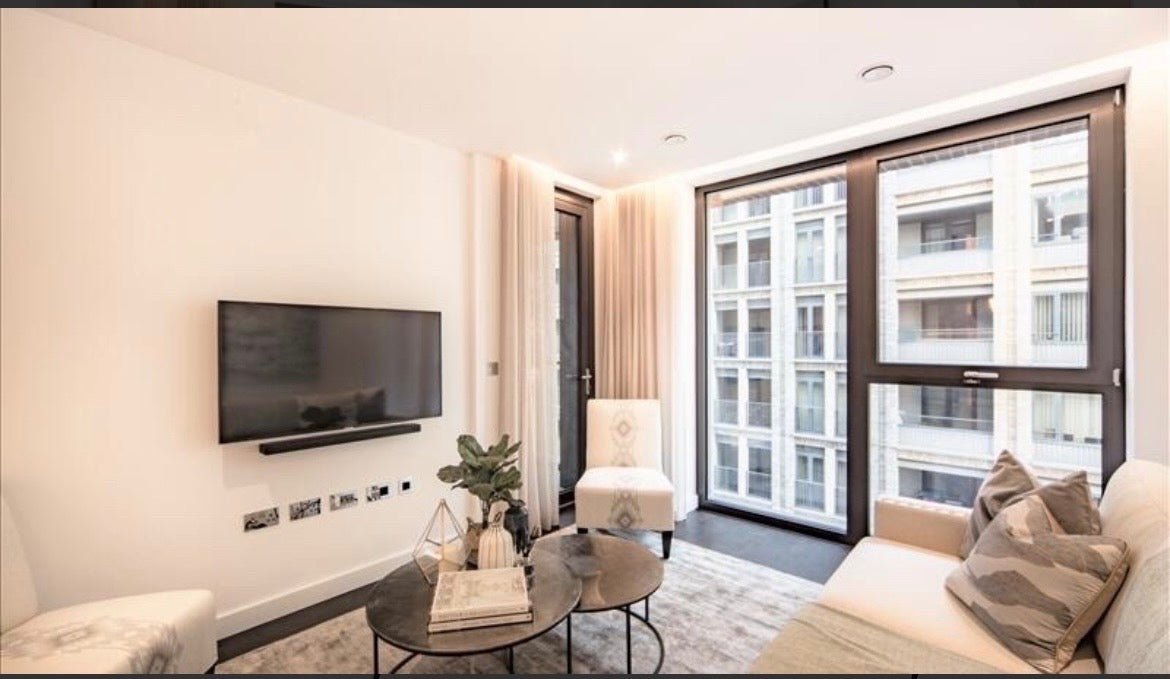 Flat Ponton Road in Greater London