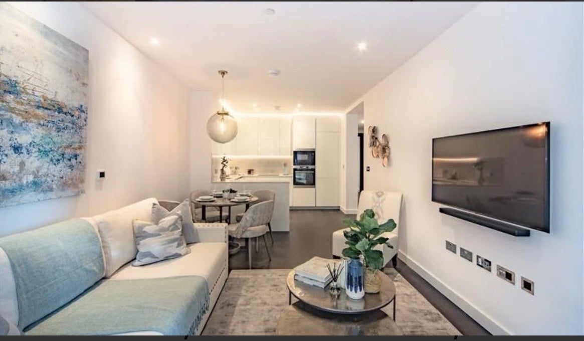 Flat Ponton Road in Greater London